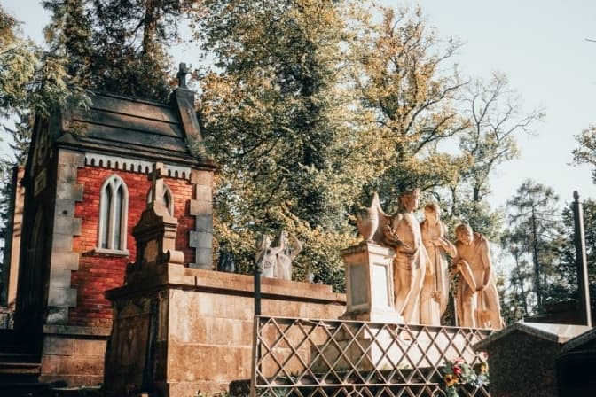 Чи потрібна перепустка на поле почесних поховань, що змінилось і як тепер зайти на Личаківський цвинтар