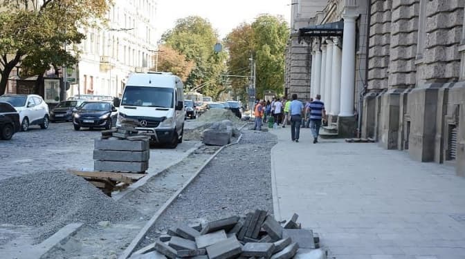 На проспекті Свободи добудовують велодоріжку. Фото