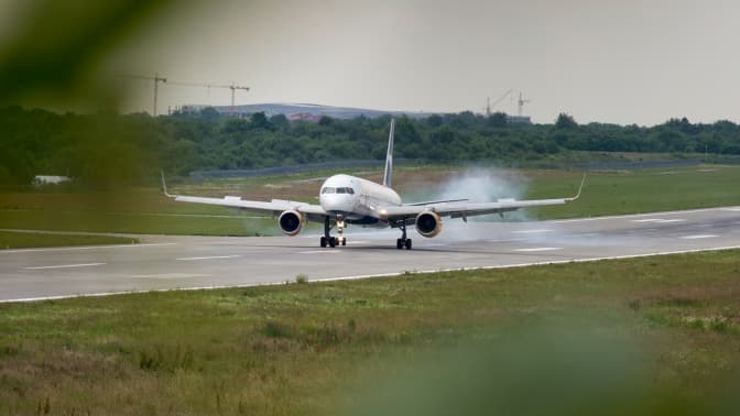 Зі Львова до Туреччини вилетів новий для України тип літака Azur Air Ukraine. Фото