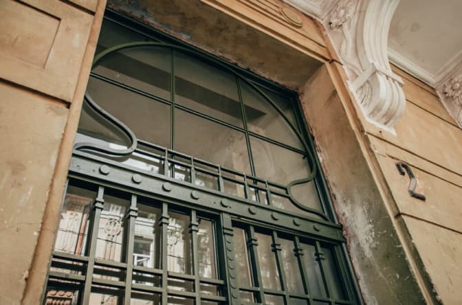 На вулиці Турецькій у Львові відреставрували дерев'яні двері. Фото до і після