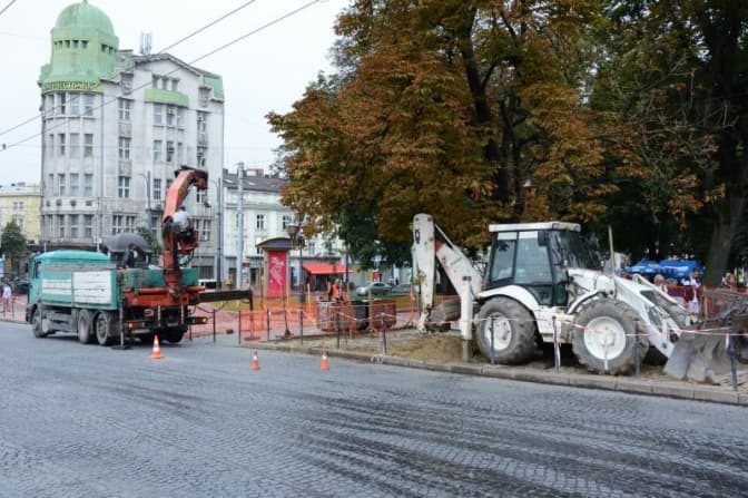 На проспекті Свободи у Львові розпочали ремонт алеї. Фото
