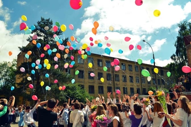 Львівських школярів закликають відмовитися від повітряних кульок на останніх дзвониках