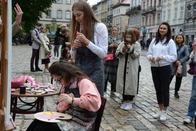 Як художниця зі синдромом Дауна малювала картину в центрі Львова. Відео