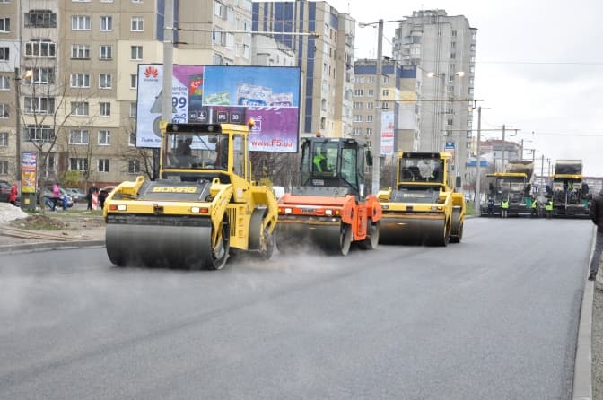 У Львові ще тиждень асфальтуватимуть просп. Червоної Калини