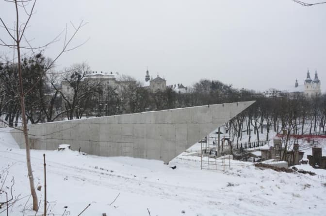 У Львові встановили стелу Меморіалу Небесної Сотні. Фото