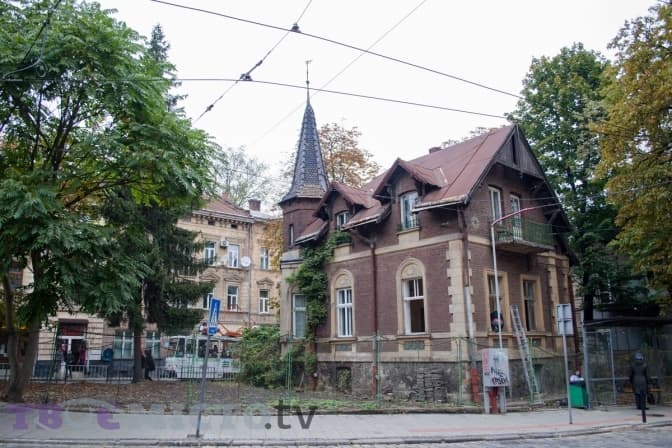 Як у Львові ремонтують віллу «На хресті». Фото
