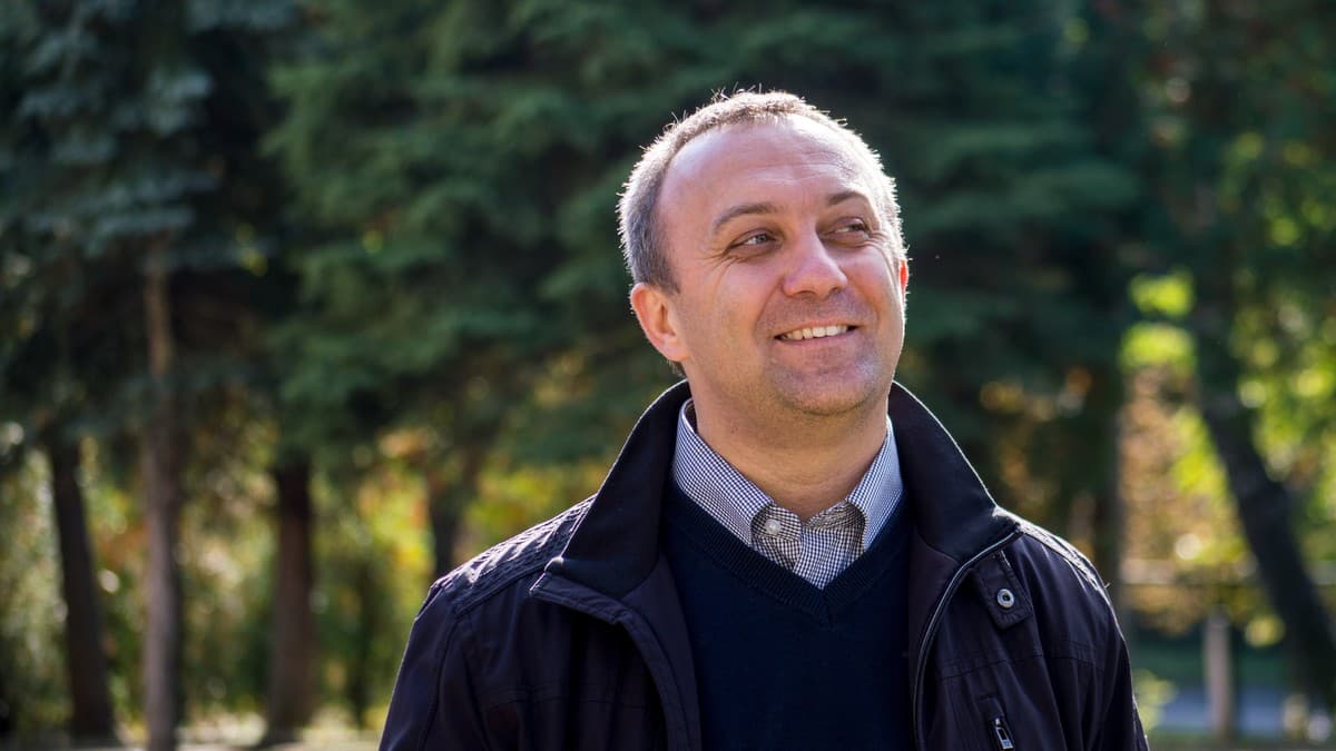 «Завжди нагадую учням про усмішку». Як виховує молодь директор гімназії Шептицьких