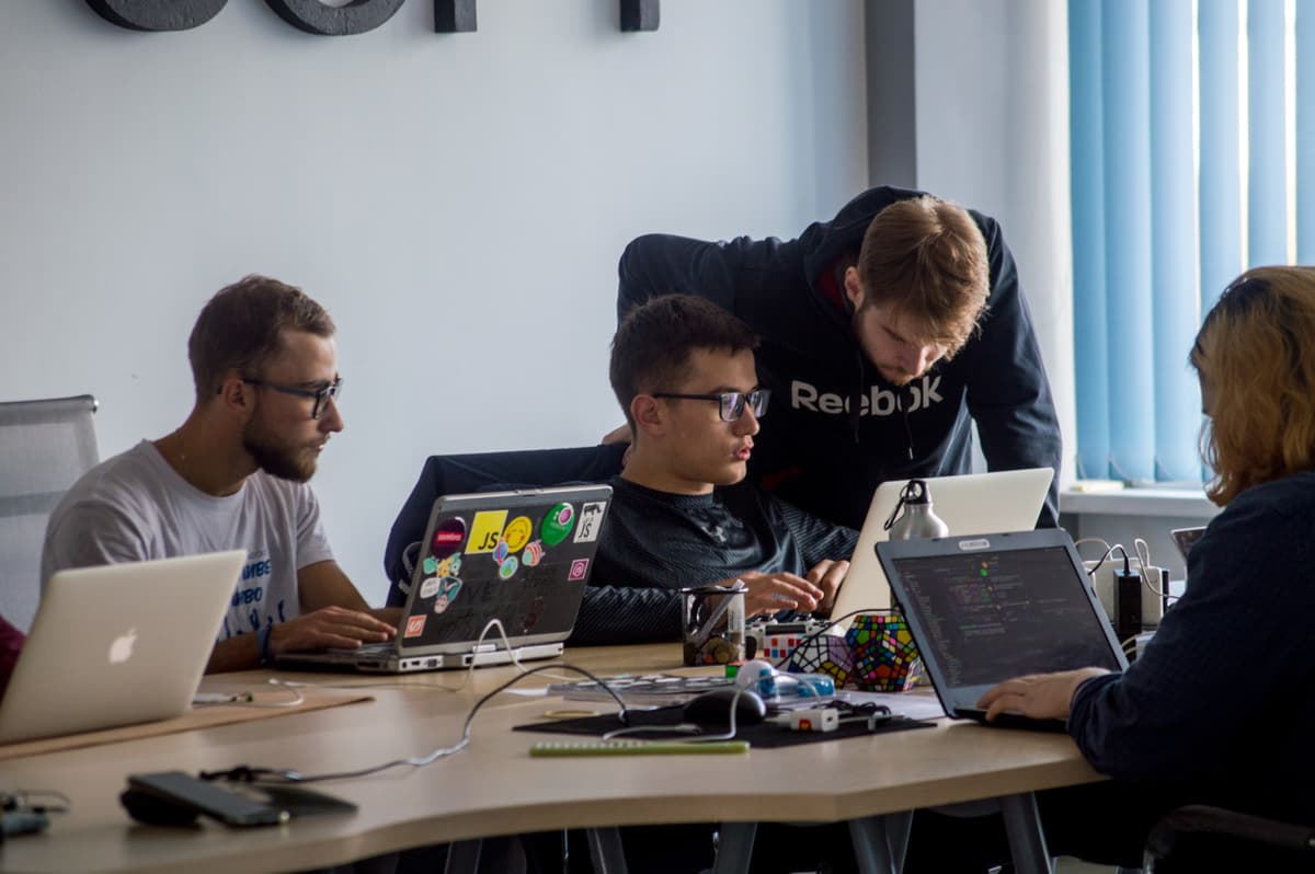 Не дати їм впасти. Як у Львові працює ІТ-школа для дітей-сиріт