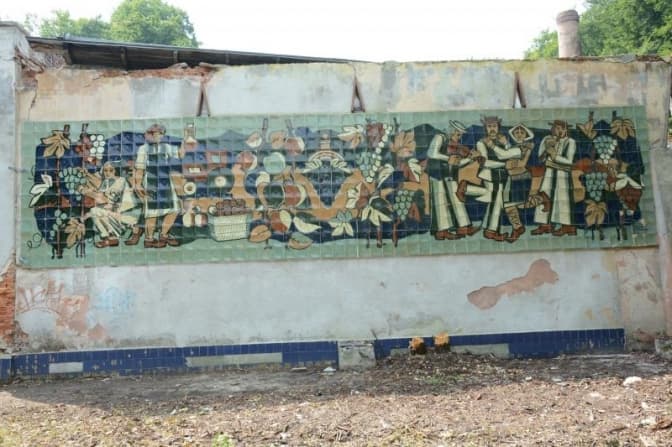 Панно на колишньому львівському винзаводі планують передати музею «Територія терору»