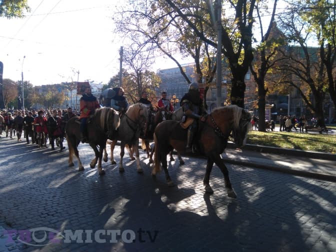 Центром Львова пройшла сотня людей у військових обладунках. Фото. Відео