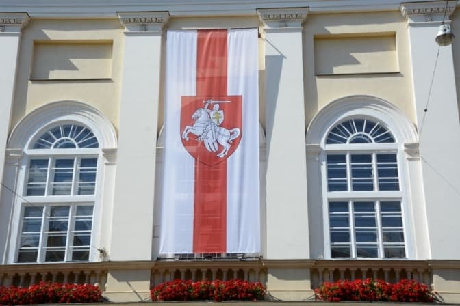 На Ратуші у Львові вивісили банер на підтримку мешканців Білорусі. Фото