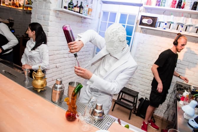 Коктейлі з доданою реальністю у підземеллях Львова. Чим дивує Opera Underground