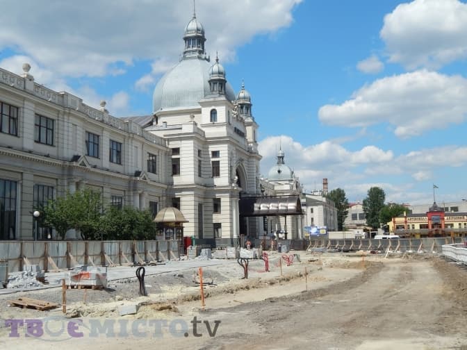 На площі Двірцевій триває реконструкція. Актуальні фото