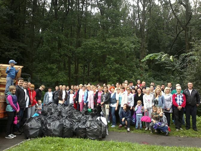 У Львові із Сихівського парку вивезли вантажівку сміття
