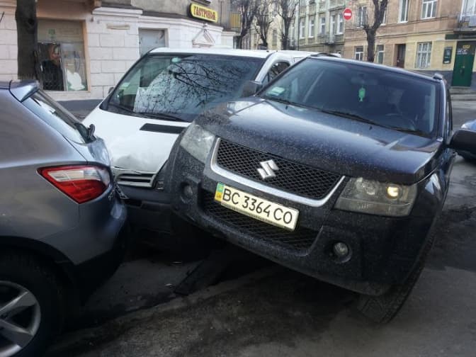 Ситуація на дорогах Львова: п'яний водій протаранив три авто. Уточнено