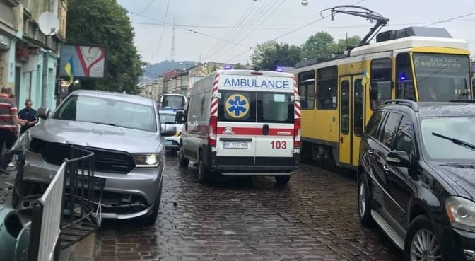 Нетверезий львів’янин на позашляховику збив на тротуарі жінку з дитиною