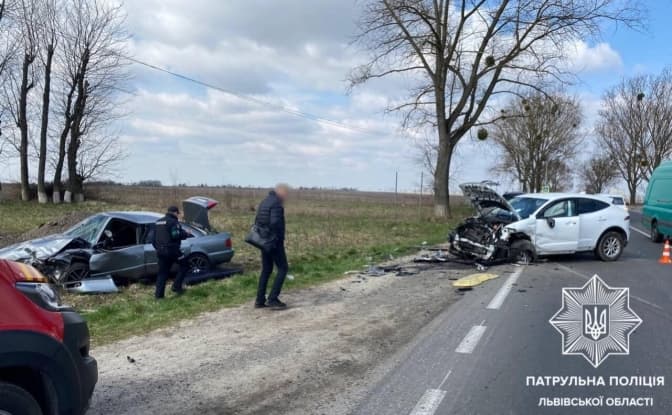 На дорозі Львів – Краковець у потрійній ДТП постраждали четверо людей