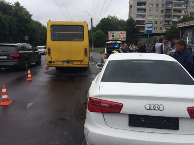 Нетверезий водій маршрутки спричинив у Львові дві ДТП і намагався втекти. Доповнено