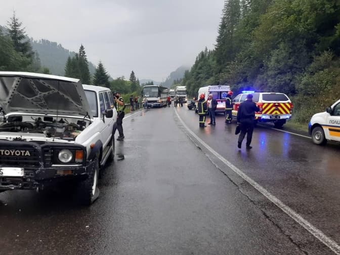 На Львівщині сталася ДТП за участі трьох автомобілів та рейсового автобуса