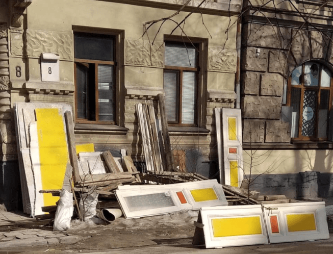 У Львові на смітник викинули старі оригінальні двері