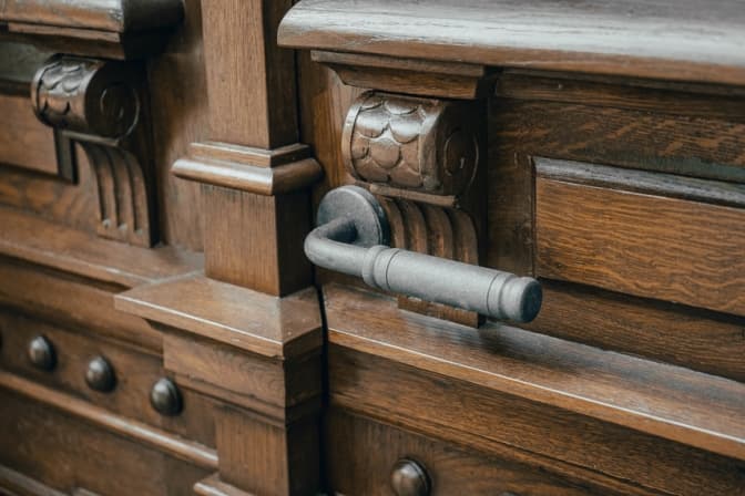 Біля львівської філармонії відновили браму XIX століття