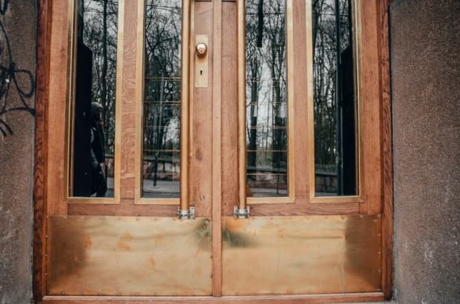 У Львові за спогадами мешканців відновили історичні двері. Фото