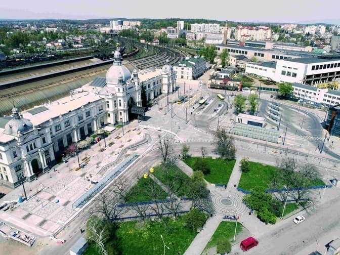 У Львові на площі Двірцевій встановили делініатори, щоб водії не паркувались на тротуарі. Фото