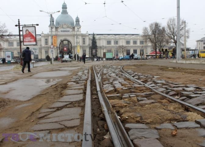 Бруківку з площі Двірцевої замостять на Замарстинівській