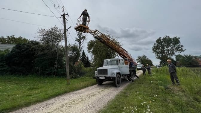 Через негоду на Львівщині знеструмлені понад 200 населених пунктів