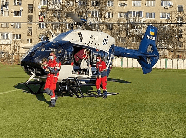 Медики у Львові врятували дівчинку, яка запхала руку до електричної січкарні