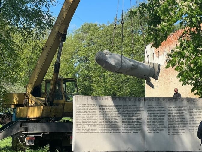 На Львівщині знесли ще один радянський пам'ятник