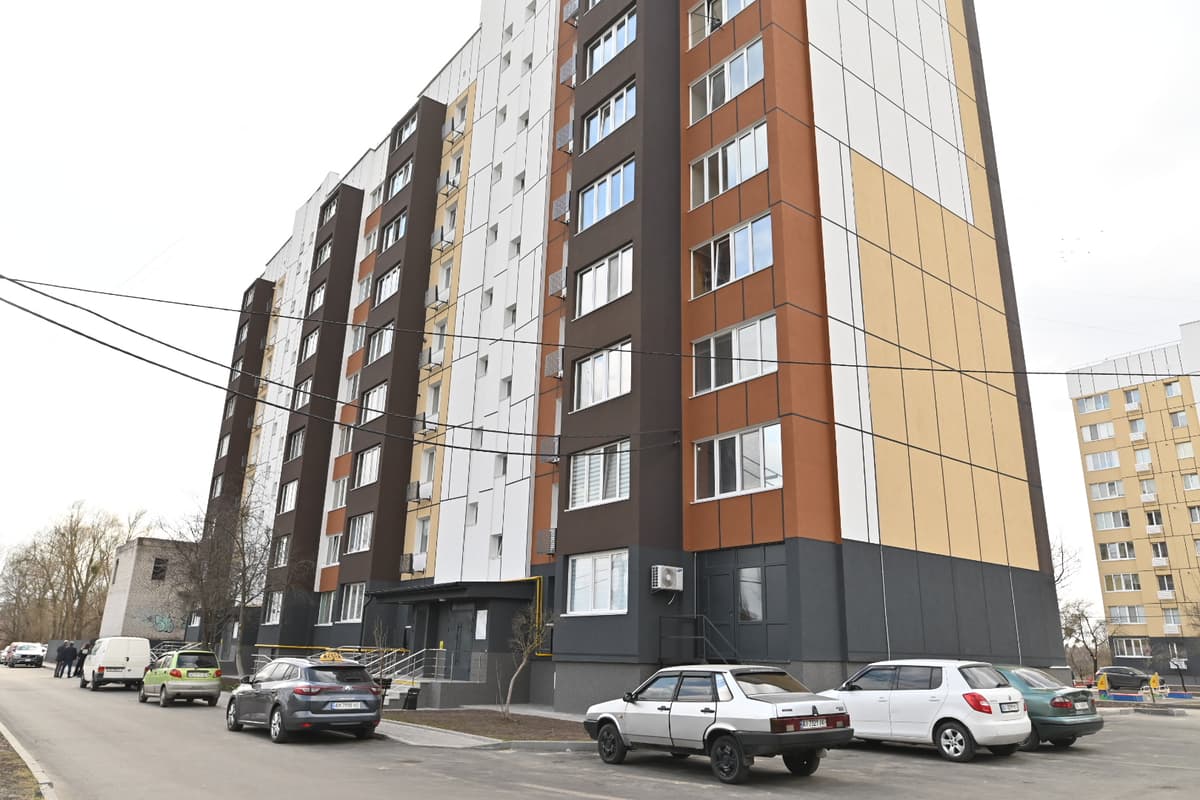 Відбудова Бородянки: на вулиці Парковій здали дві багатоповерхівки із сонячними панелями