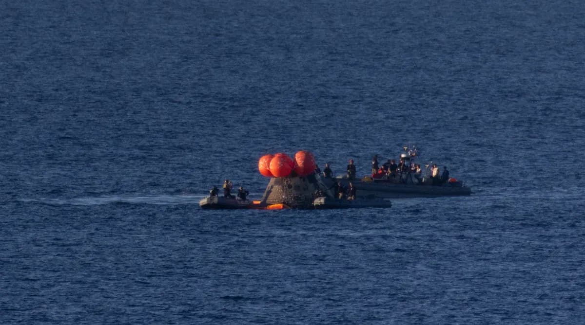 Космічний корабель NASA "Оріон" приземлився / фото:  NASA/Joel Kowsky