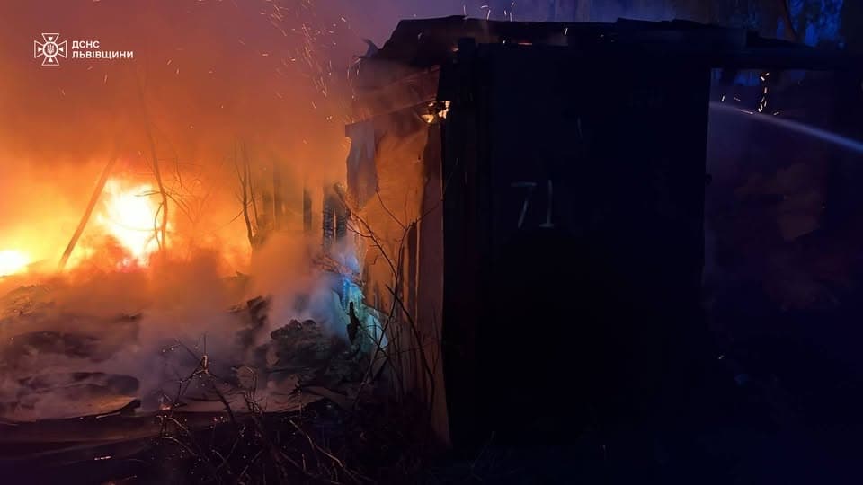У Львові загорілися гаражі через паління сухостою