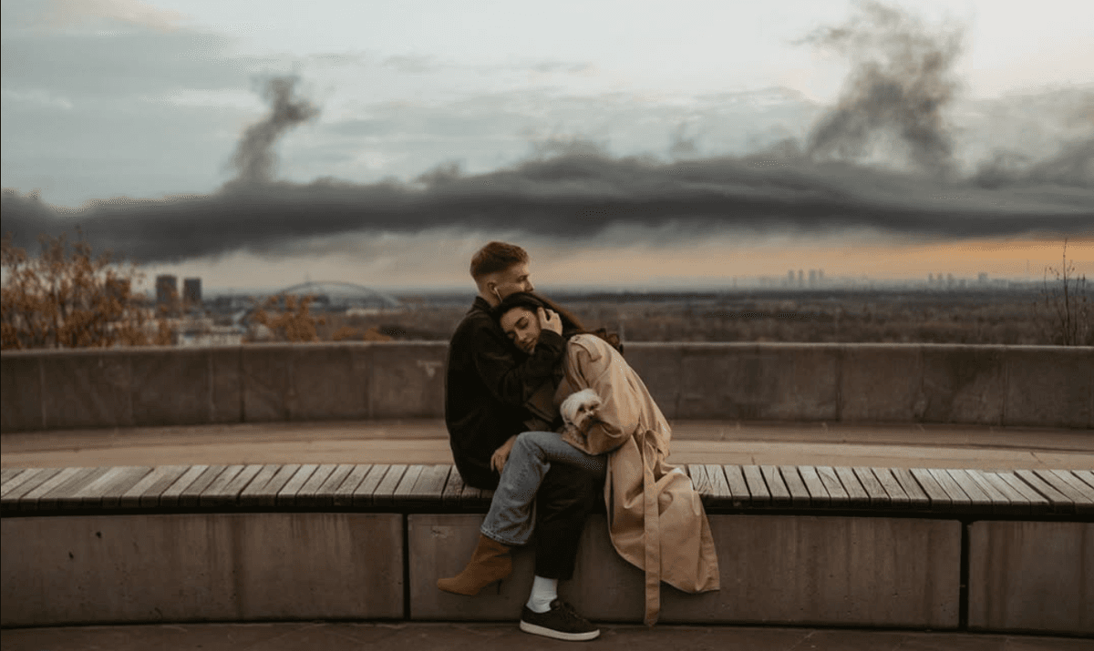 Романтична зйомка під димом війни: світлини київської фотографині стали вірусними після нічного обстрілу