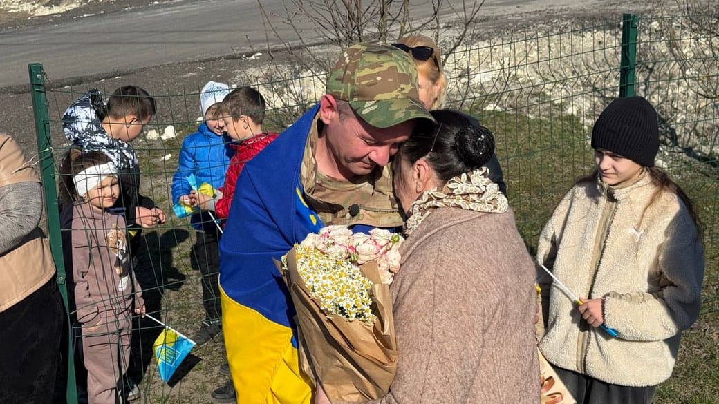 На Львівщині після полону зустріли військового, якого вважали загиблим