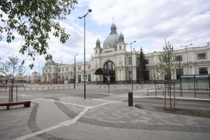 У Львові змонтують захисні конструкції на скульптурах будівлі залізничного вокзалу
