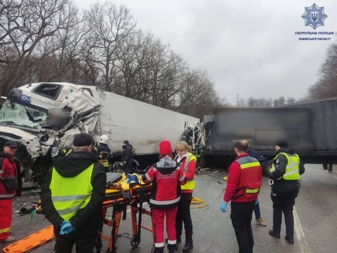 У Львівській області вантажівки зіткнулися на трасі Київ — Чоп. Рух перекрито. Оновлено