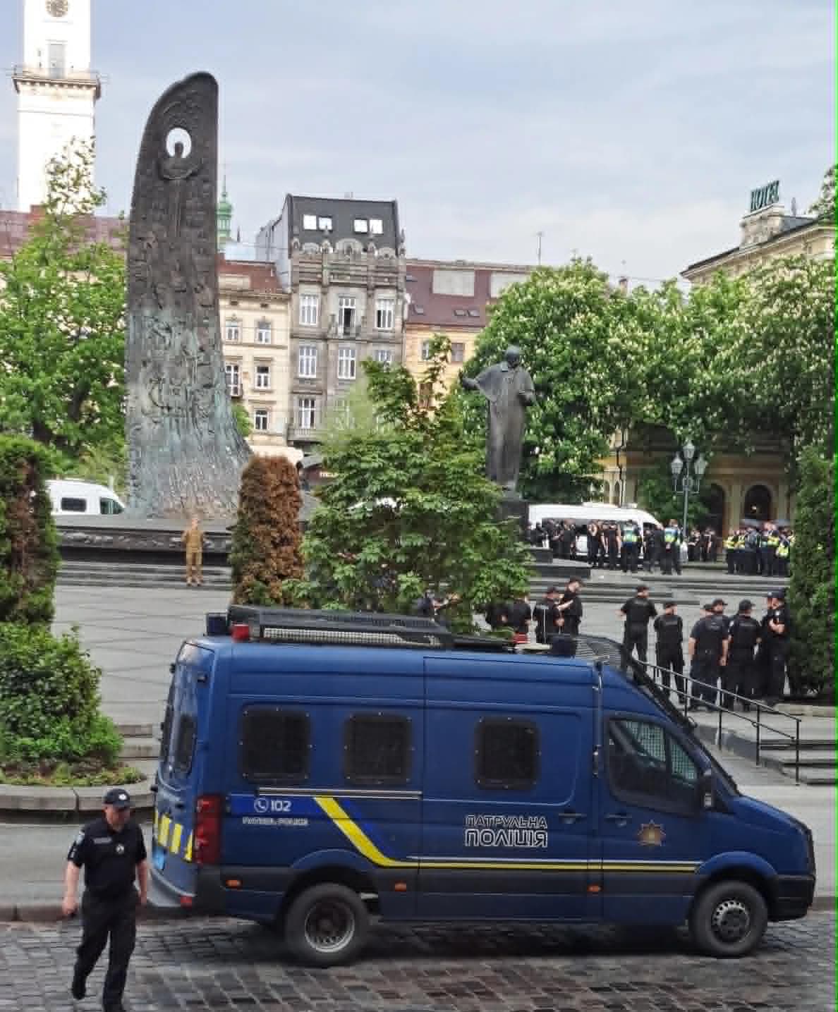 Поліція забезпечує порядок поблизу протестувальників / фото з мережі