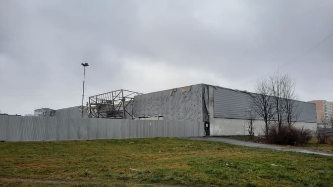 На вулиці Княгині Ольги у Львові демонтують ТЦ «Арсен». Фото