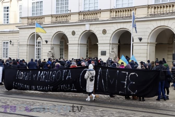 Під будівлею Ратуші протестували підприємці, військові та художники. Фото