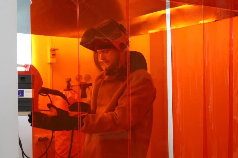 Центр у Золочеві облаштували сучасною лабораторією та обладнанням, зокрема оптоволоконним лазером для різки металу / фото ЛОДА