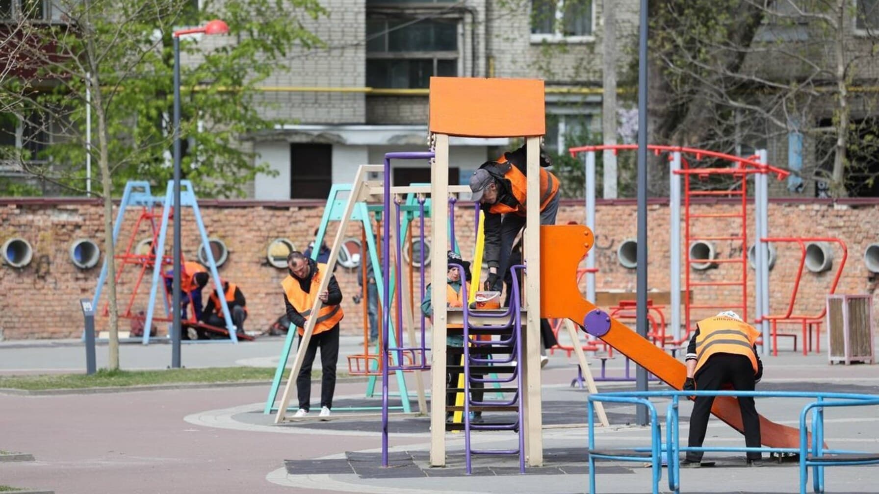 Оновлення дитячого майданчика у дворі на вул. Кульпарківська, 141 / фото: ЛМР