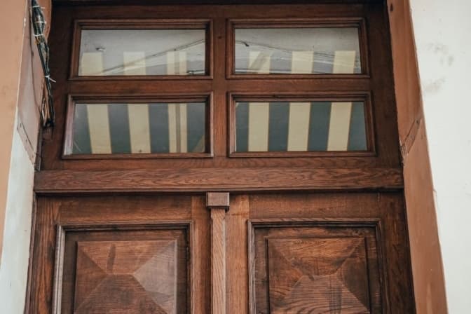 У Львові відреставрували двері в будинку XVIII століття. Фото до і після