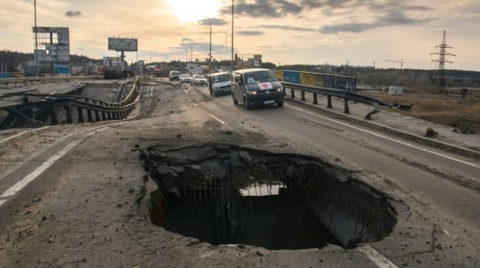 Пошкоджена автодорога на в'їзд до Києва станом на 7 квітня 2022 / Фото умовне, Getty Images
