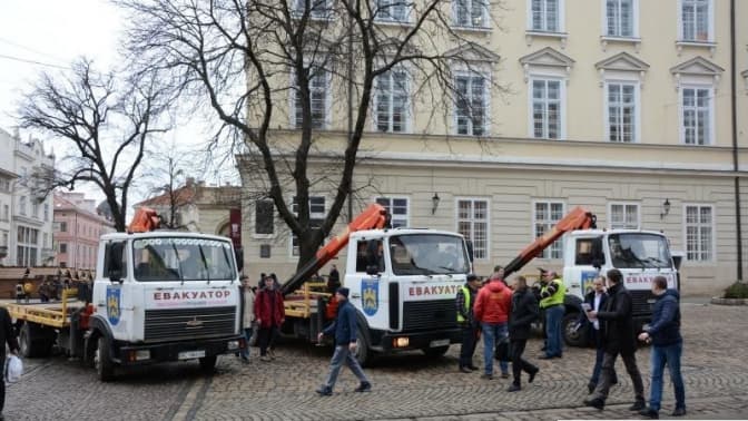 За п’ять днів у Львові евакуювали 42 автомобілі