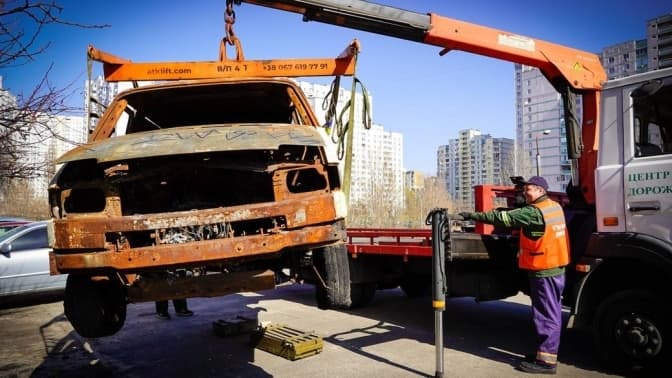 У Києві почали прибирати покинуті та знищені автомобілі