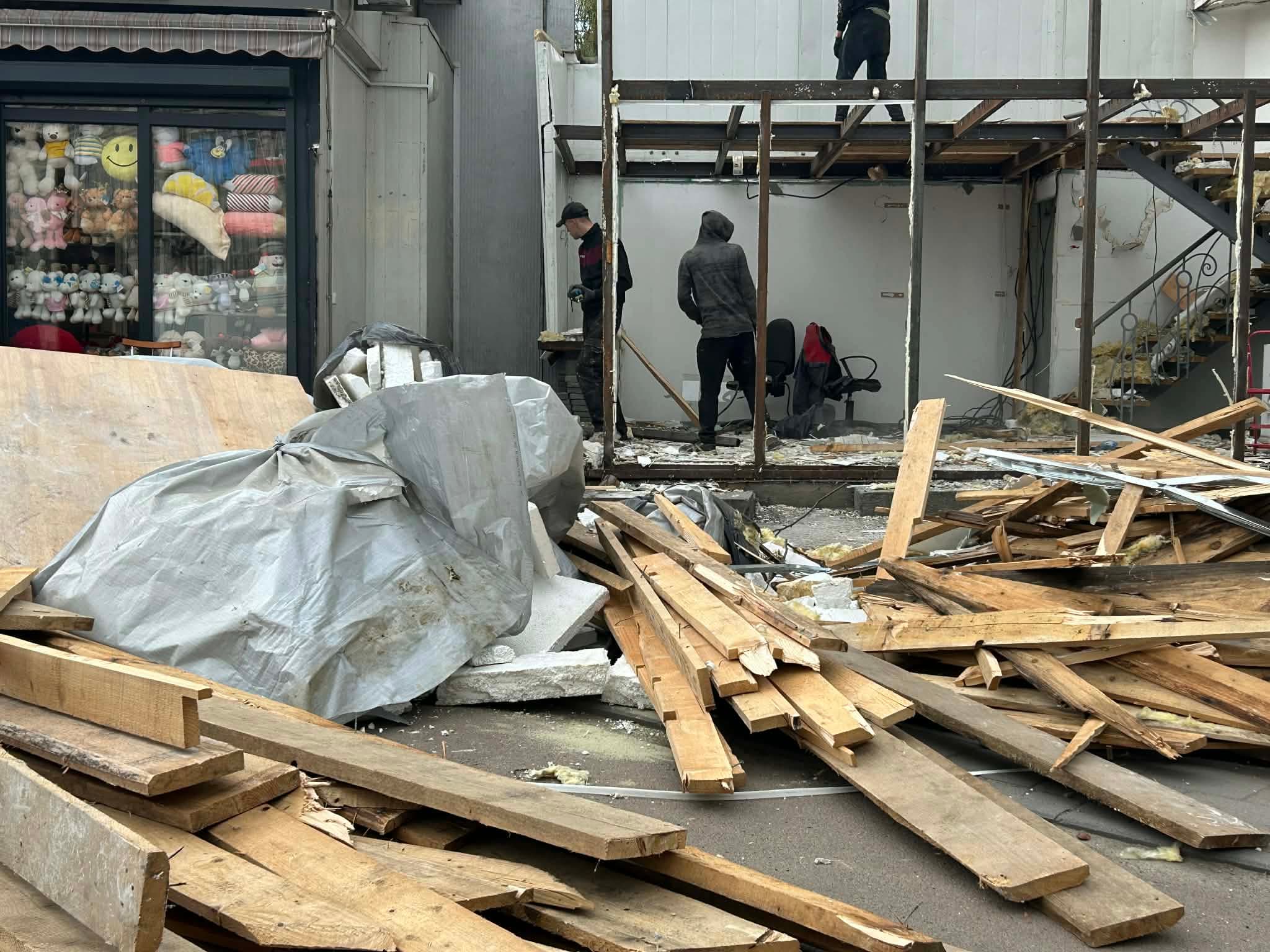 У центрі Львова активно розбирають МАФи / фото зі сторінки Львів. Містобудування