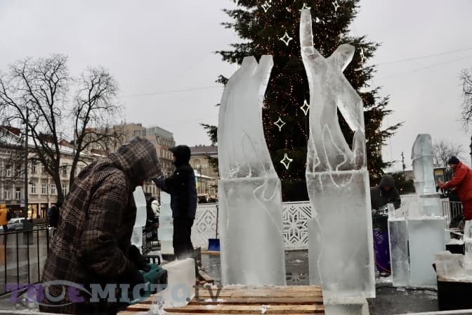 Як у центрі Львова створюють льодові скульптури. Фото, відео
