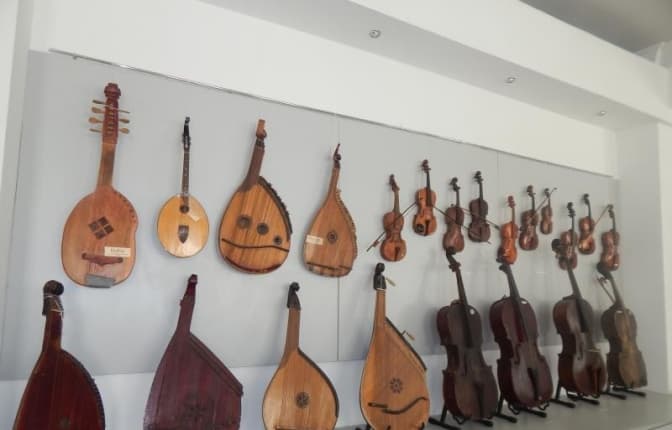 Батіг, шпори, трембіти і скрипки: львів’ян запрошують на незвичайну виставку народних інструментів